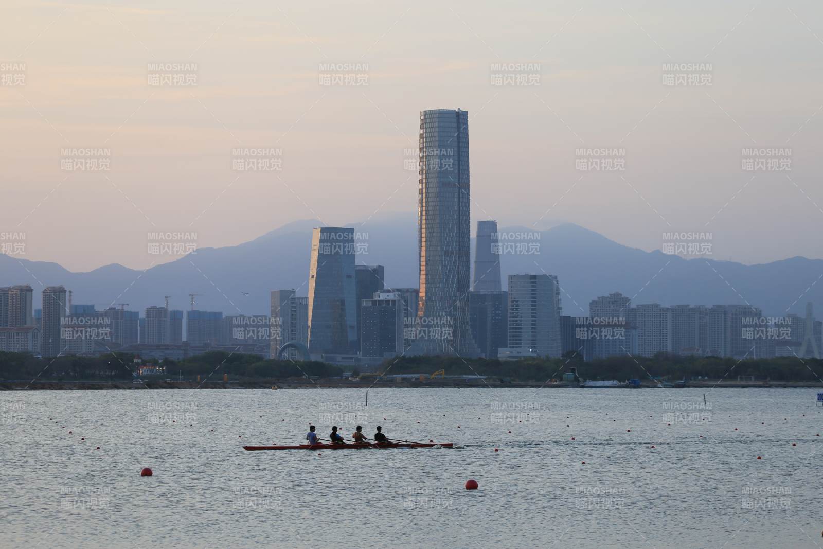 城市湖畔划艇图片