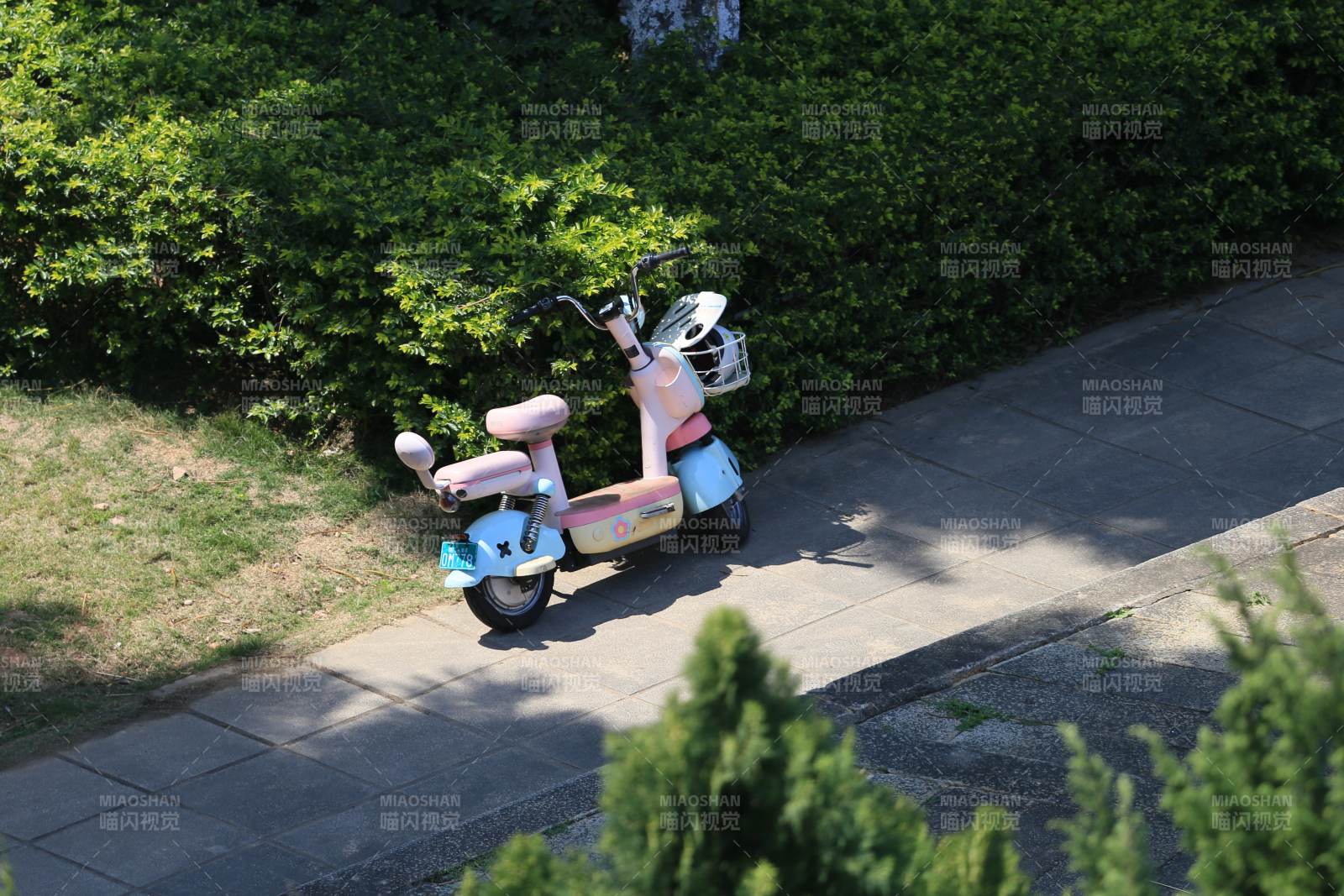 粉色小电驴停路边图片