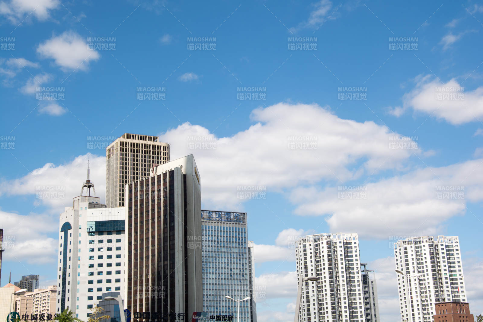 城市中心高楼蓝天白云图片
