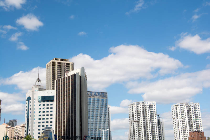 城市高楼蓝天白云图片