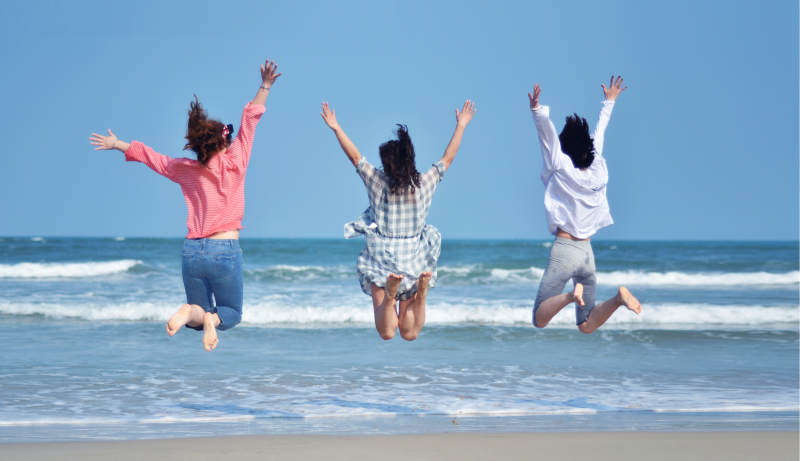 海边跳跃的青春图片