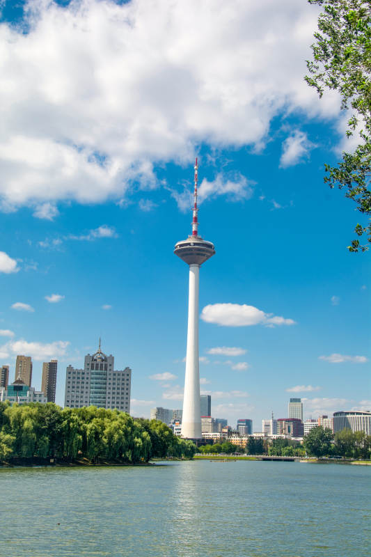 塔影湖光 城市天际图片