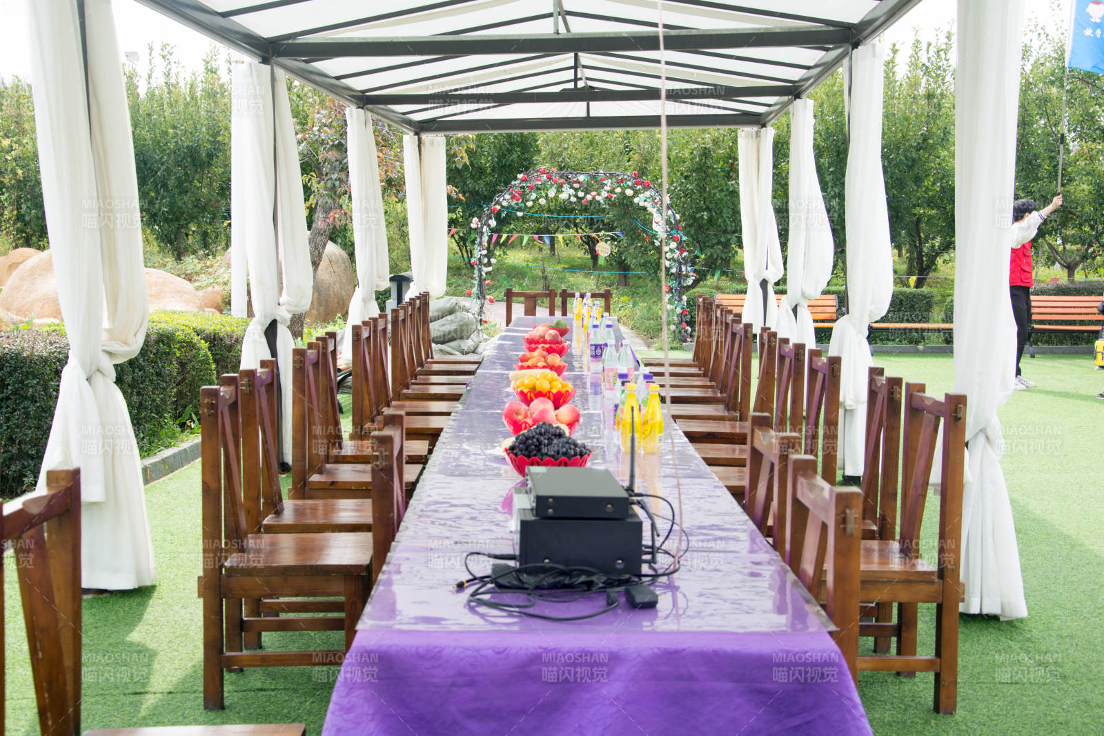 户外婚礼宴席布置图片
