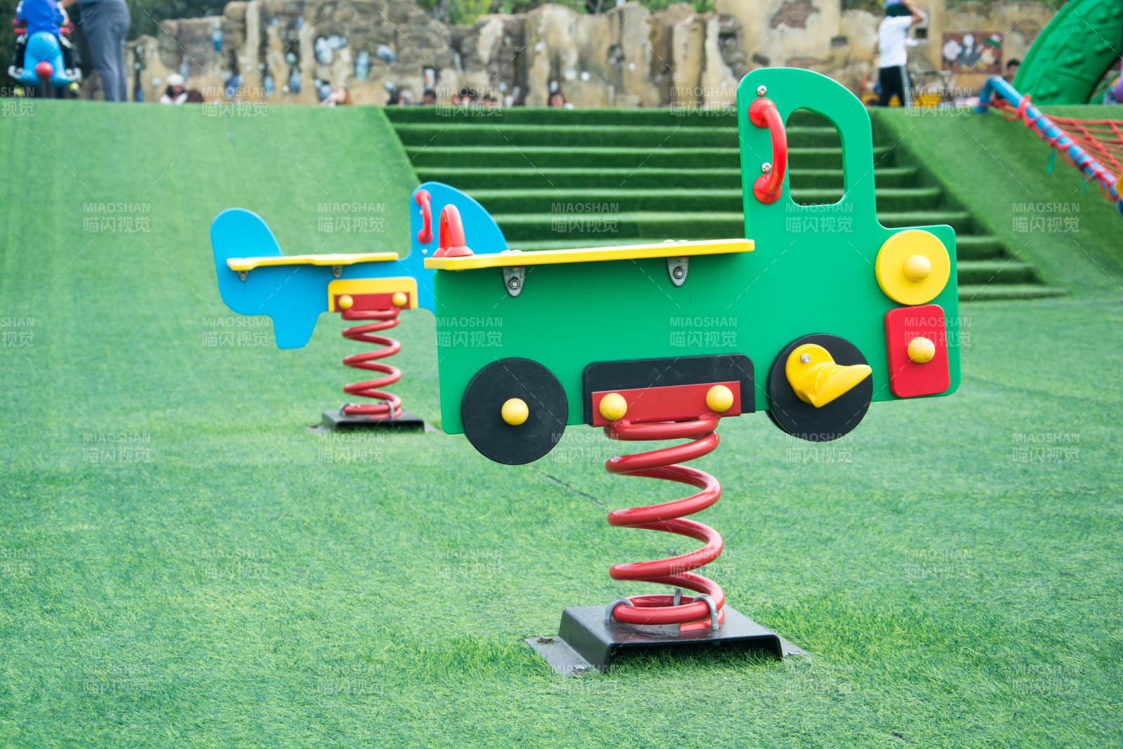 绿色小火车游乐设施图片