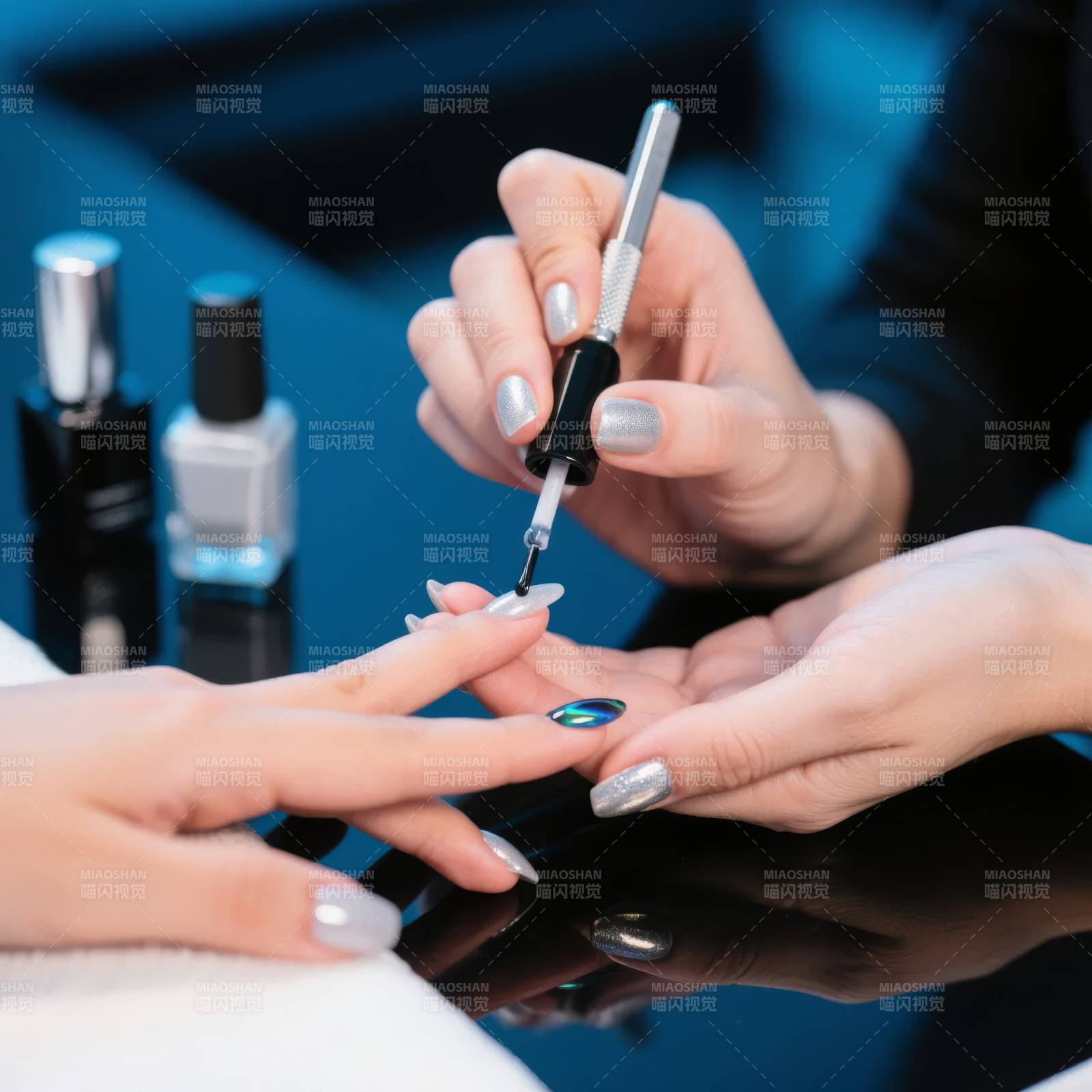 美甲师正在涂抹指甲油图片