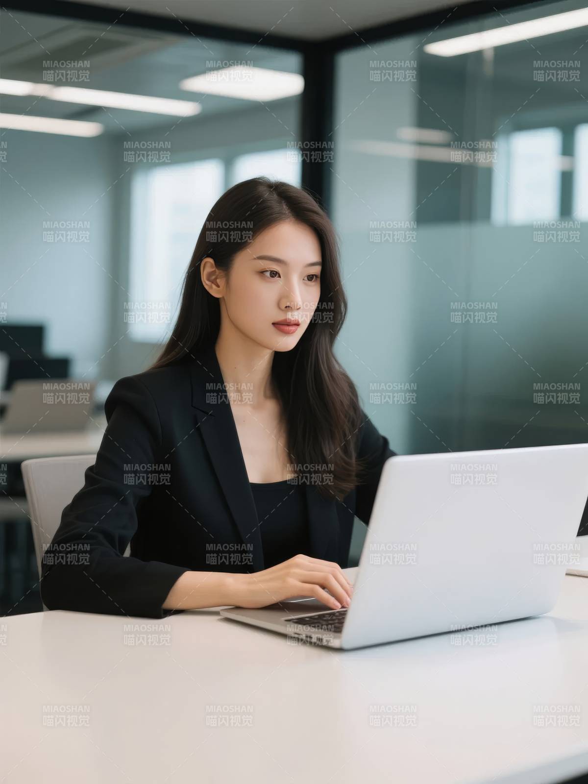 职场女性专注工作图片