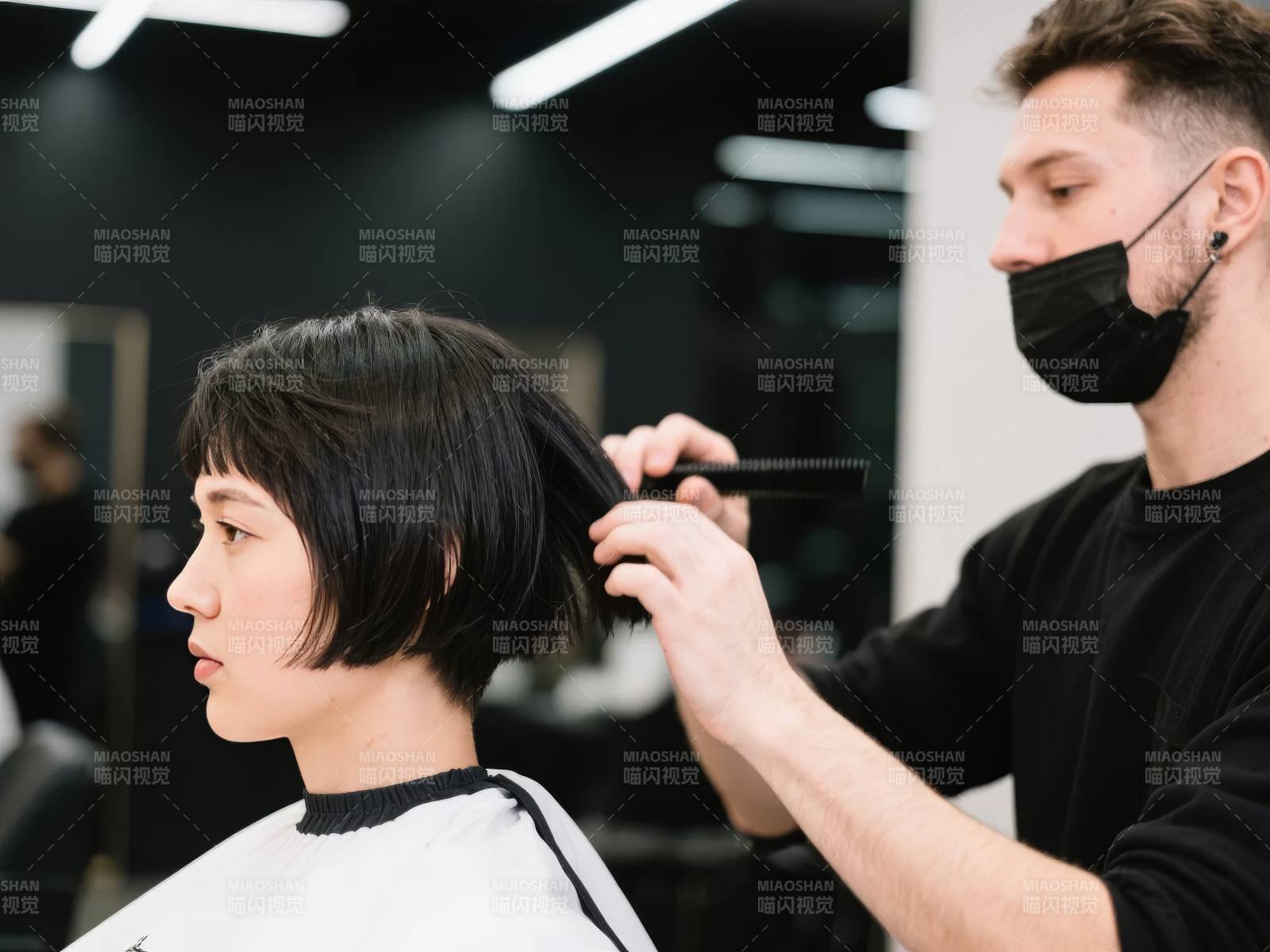 理发师修剪短发图片