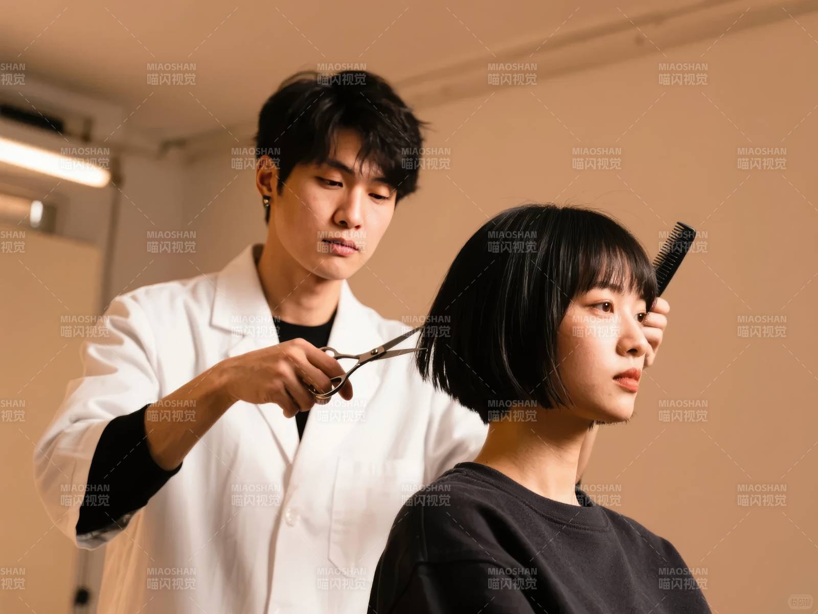 理发师专注剪发图片