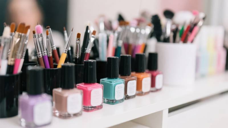 彩妆工具整齐排列图片