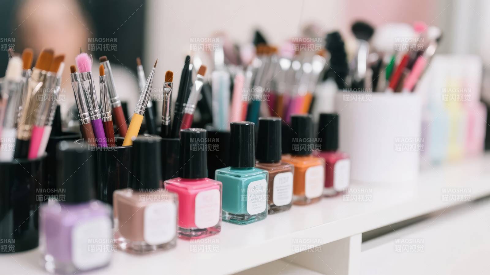 彩妆工具整齐排列图片