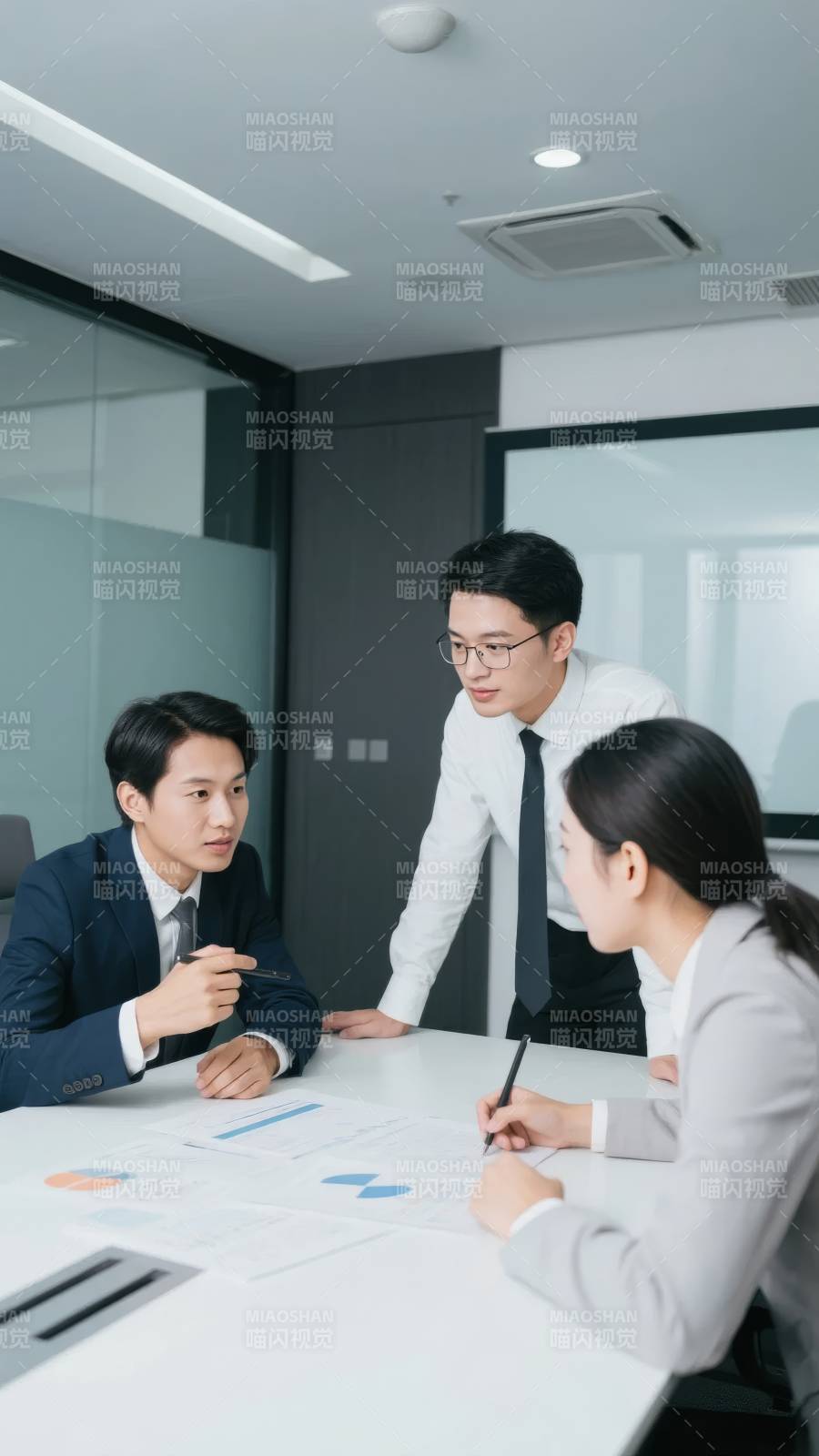 商务会议讨论中图片