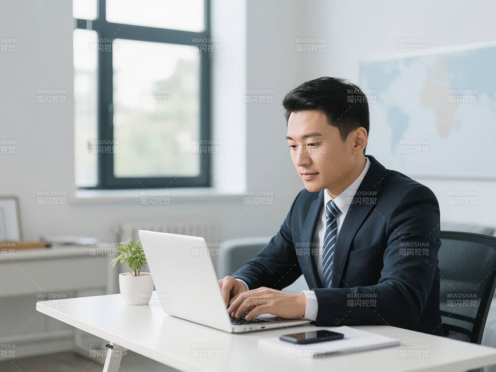 商务人士专注办公图片