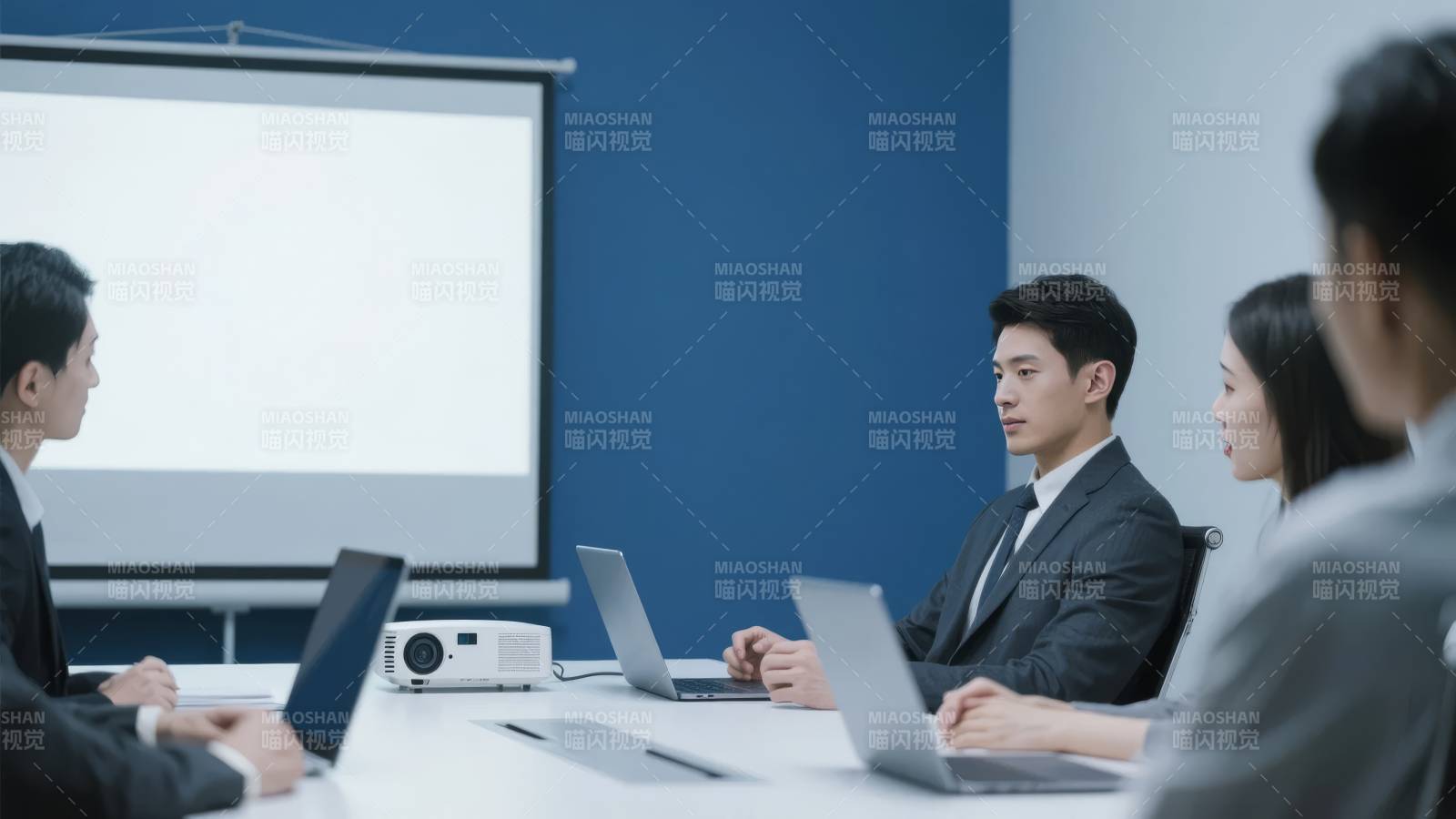 商务会议进行中图片