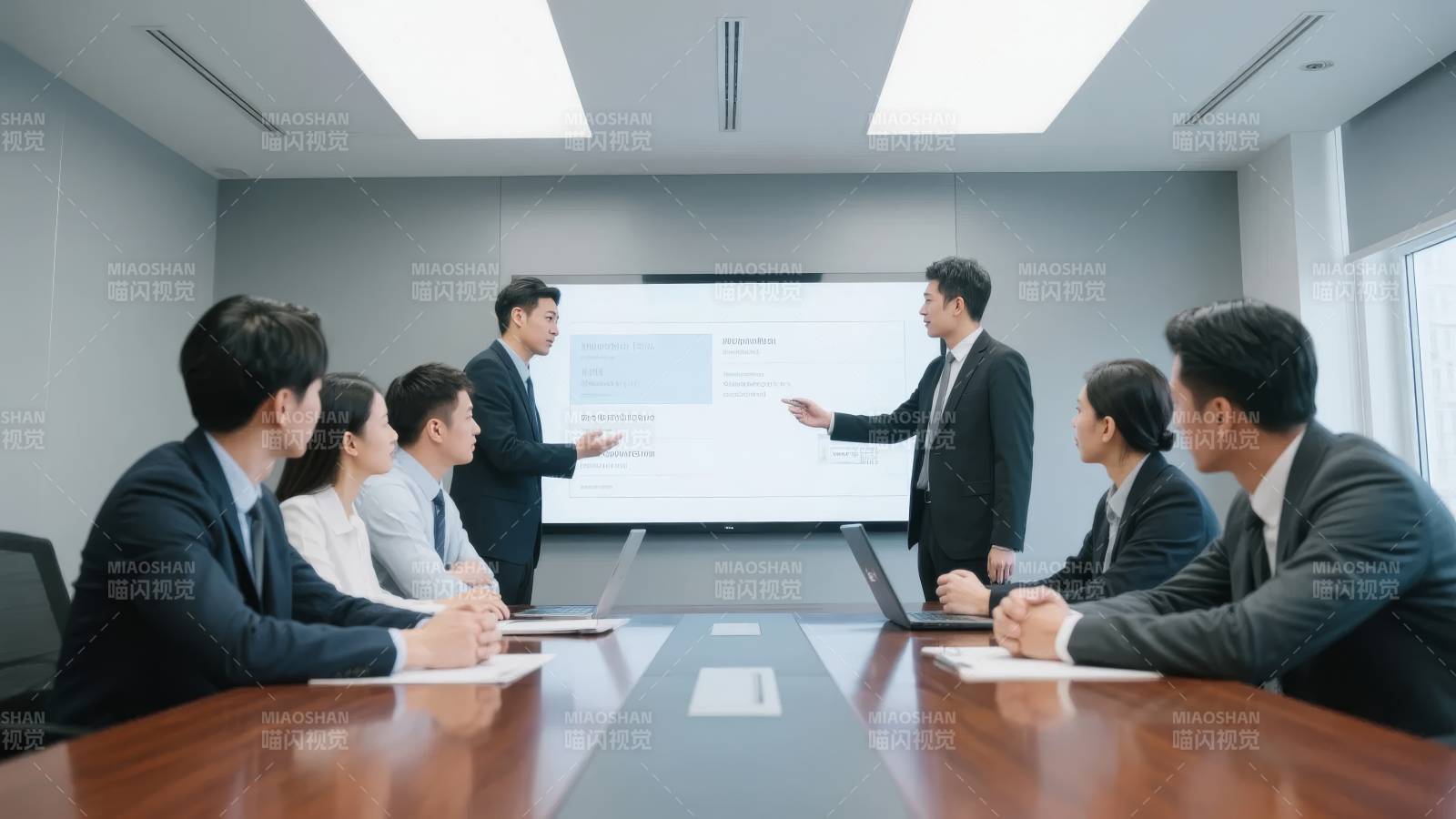 商务会议进行中图片