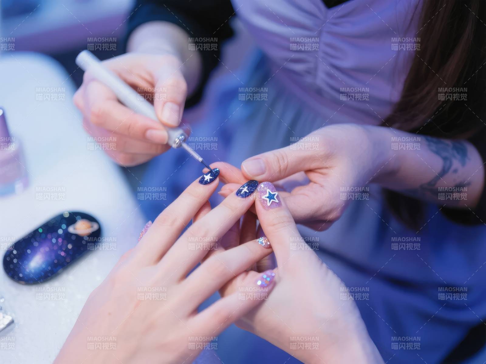 美甲师精心绘制星月图案图片