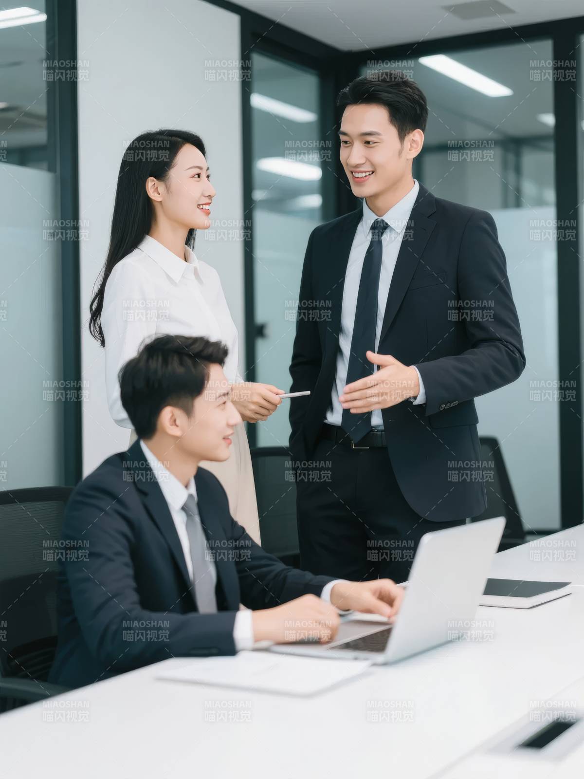 职场协作瞬间图片