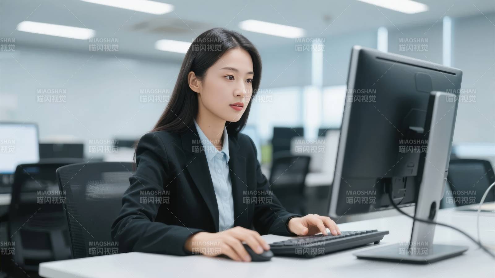 职场女性专注工作图片