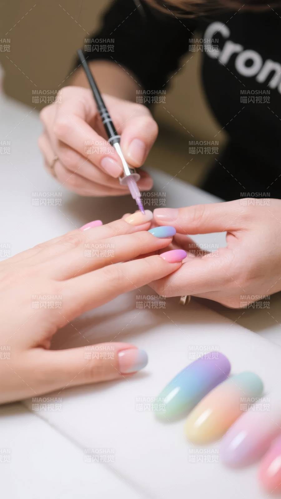 渐变美甲艺术图片