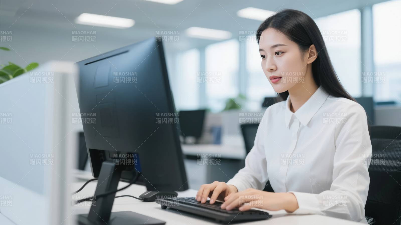 专注工作的职场女性图片