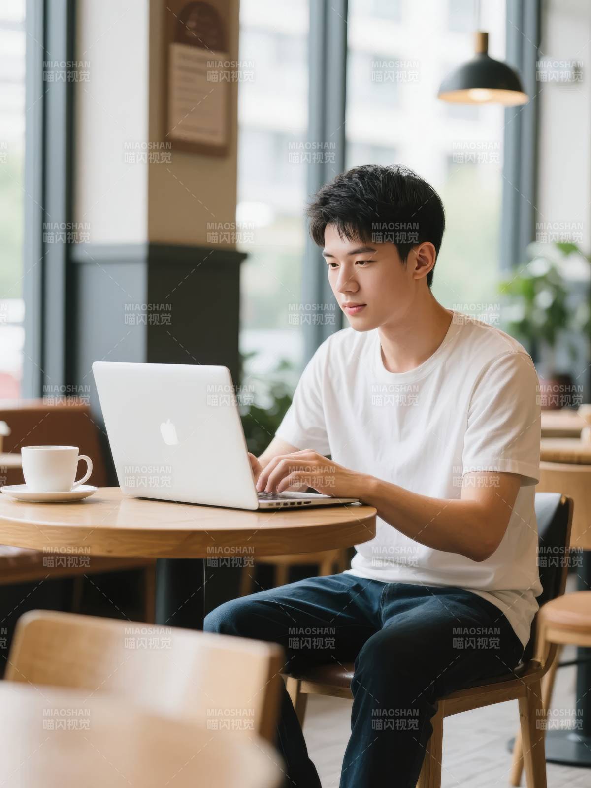 咖啡馆里专注工作图片
