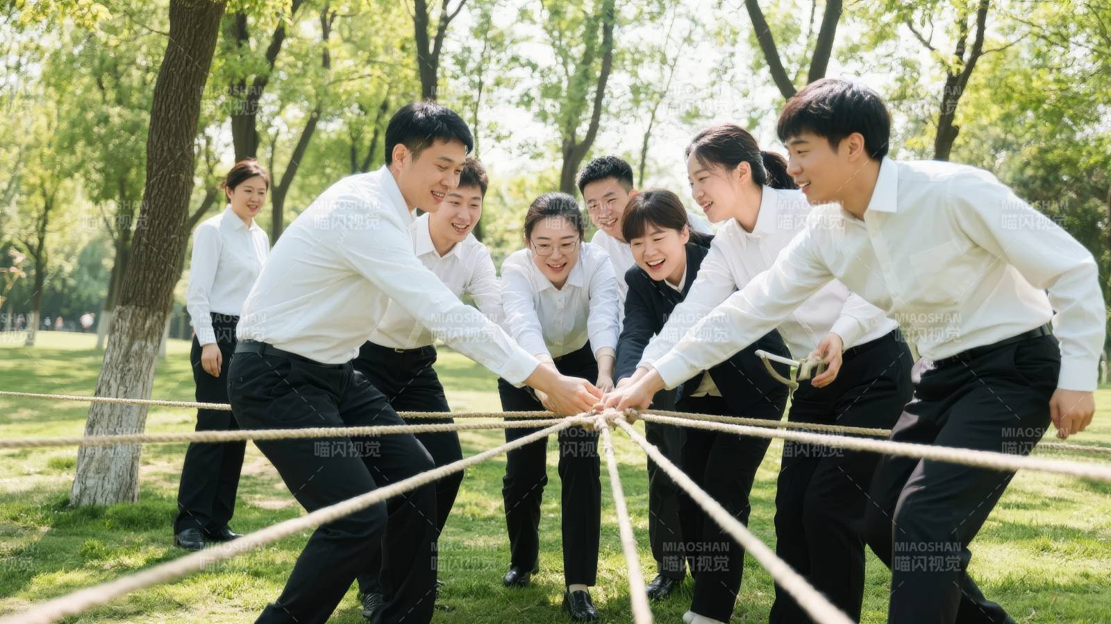 团队协作拔河比赛图片