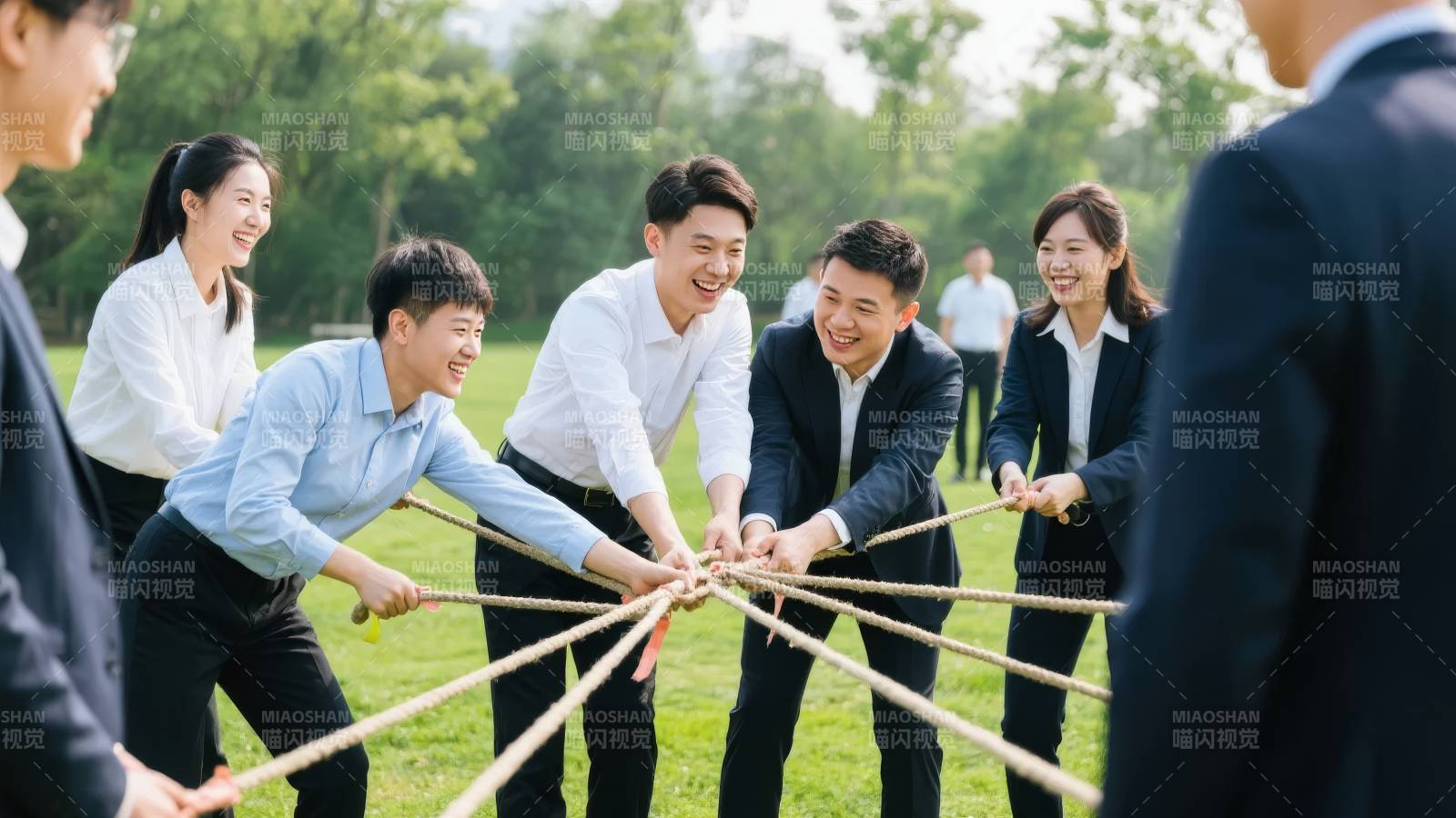 团队协作拔河比赛图片