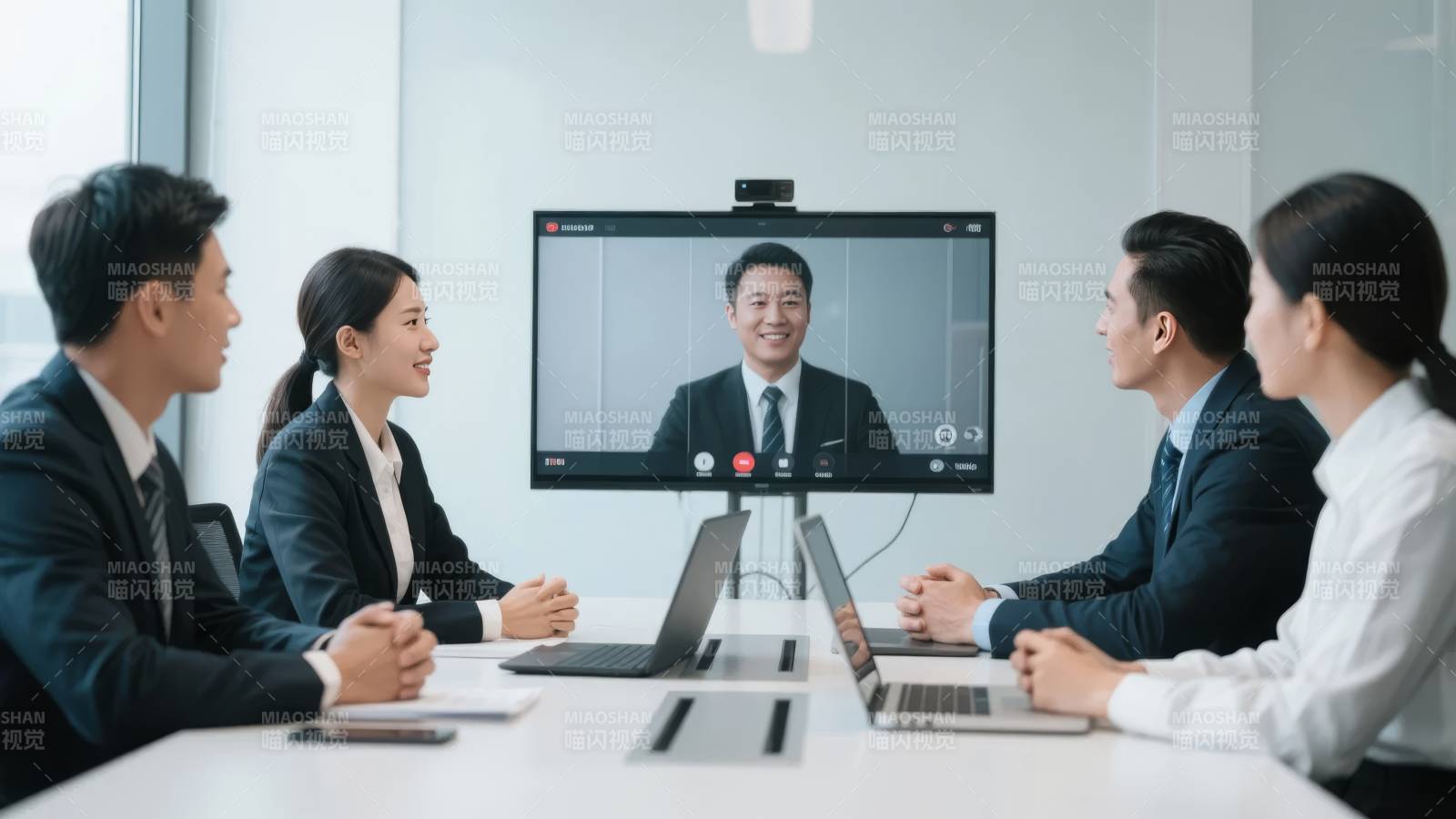 视频会议进行中图片