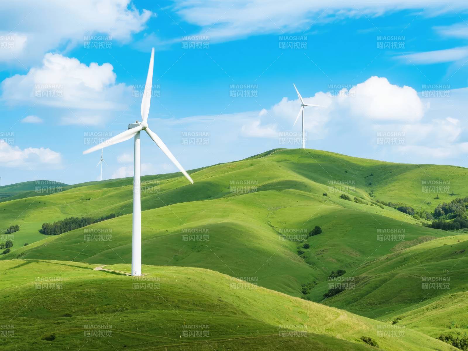风车绿野蓝天图片