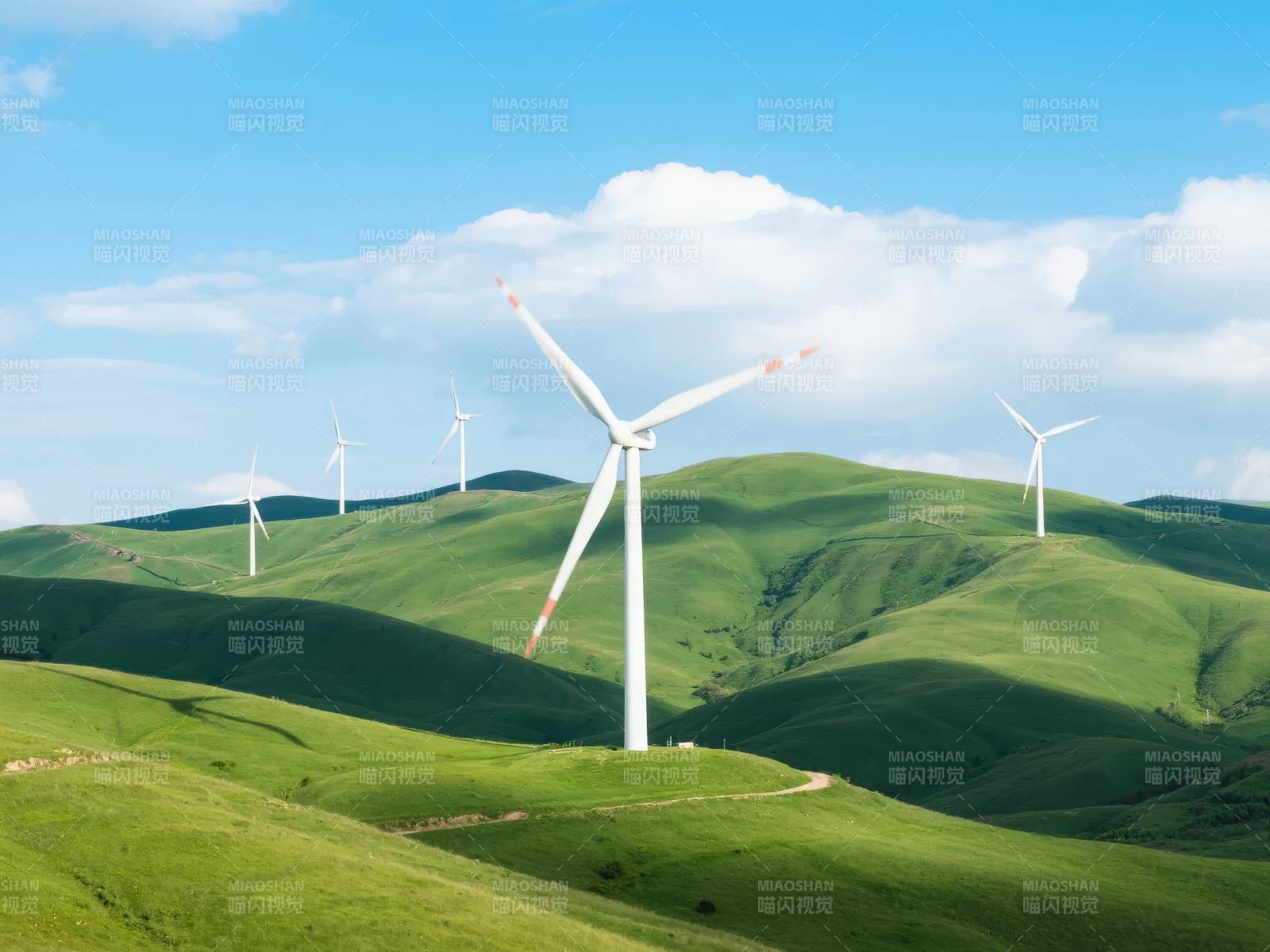 风车绿野蓝天图片
