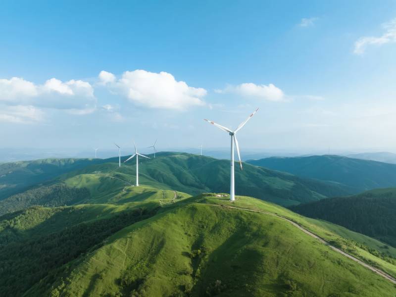 山巅风车迎风转图片