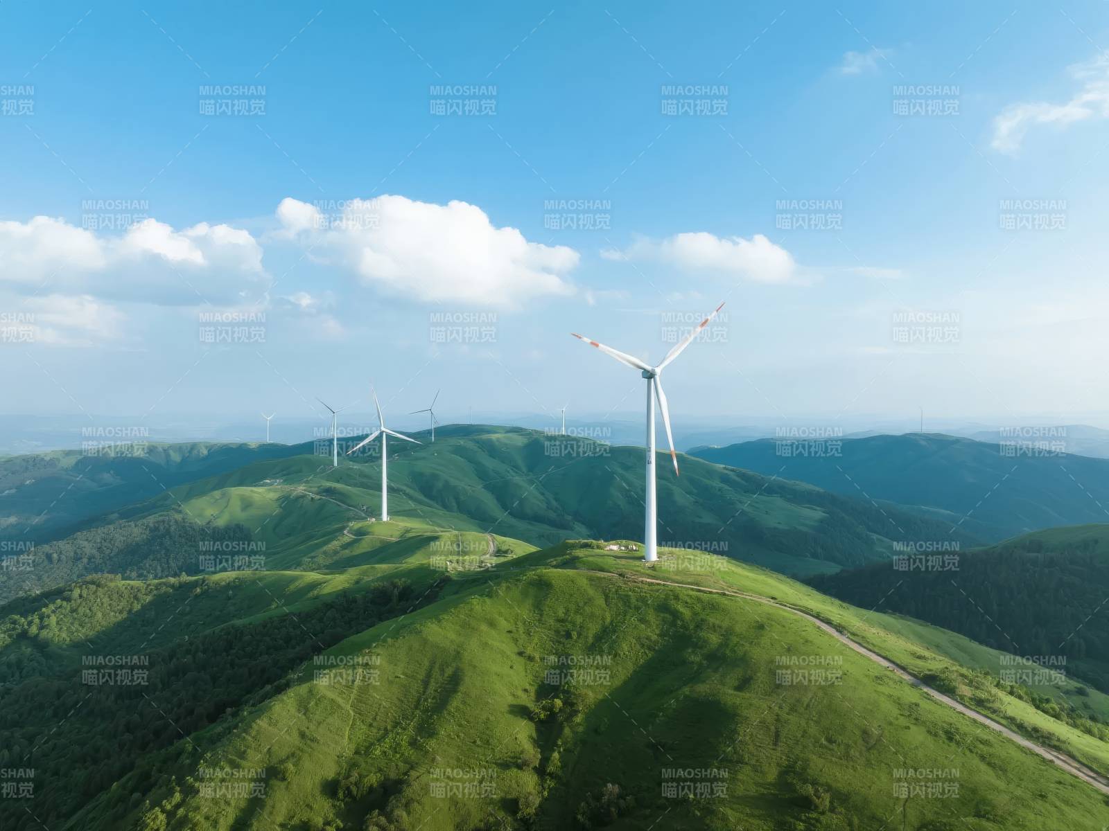 山巅风车迎风转图片