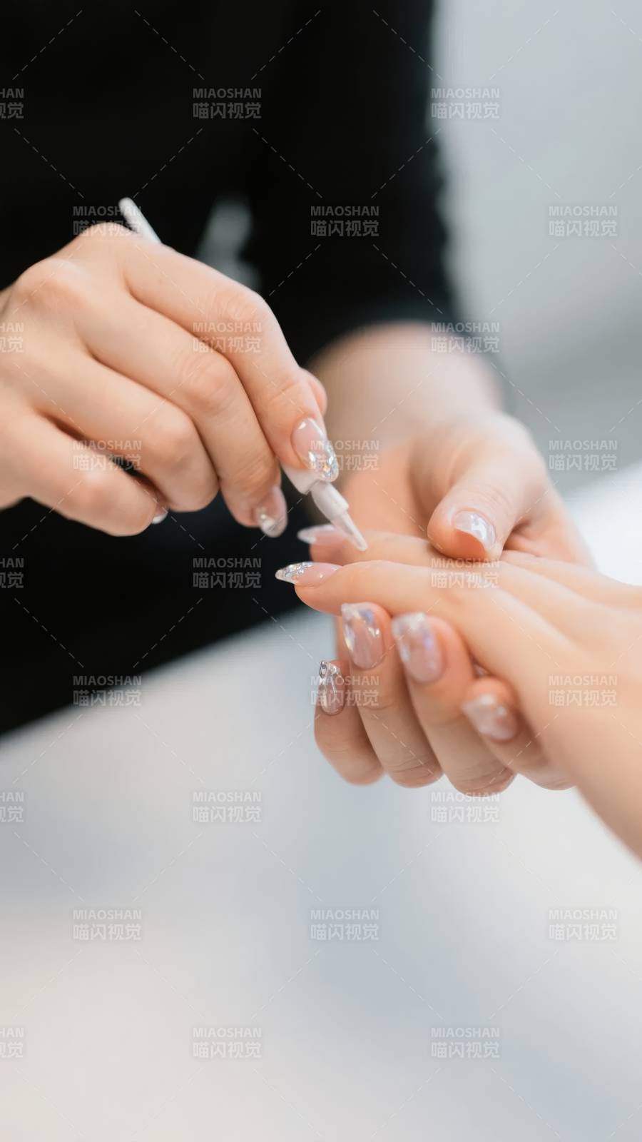 美甲师正在做指甲图片