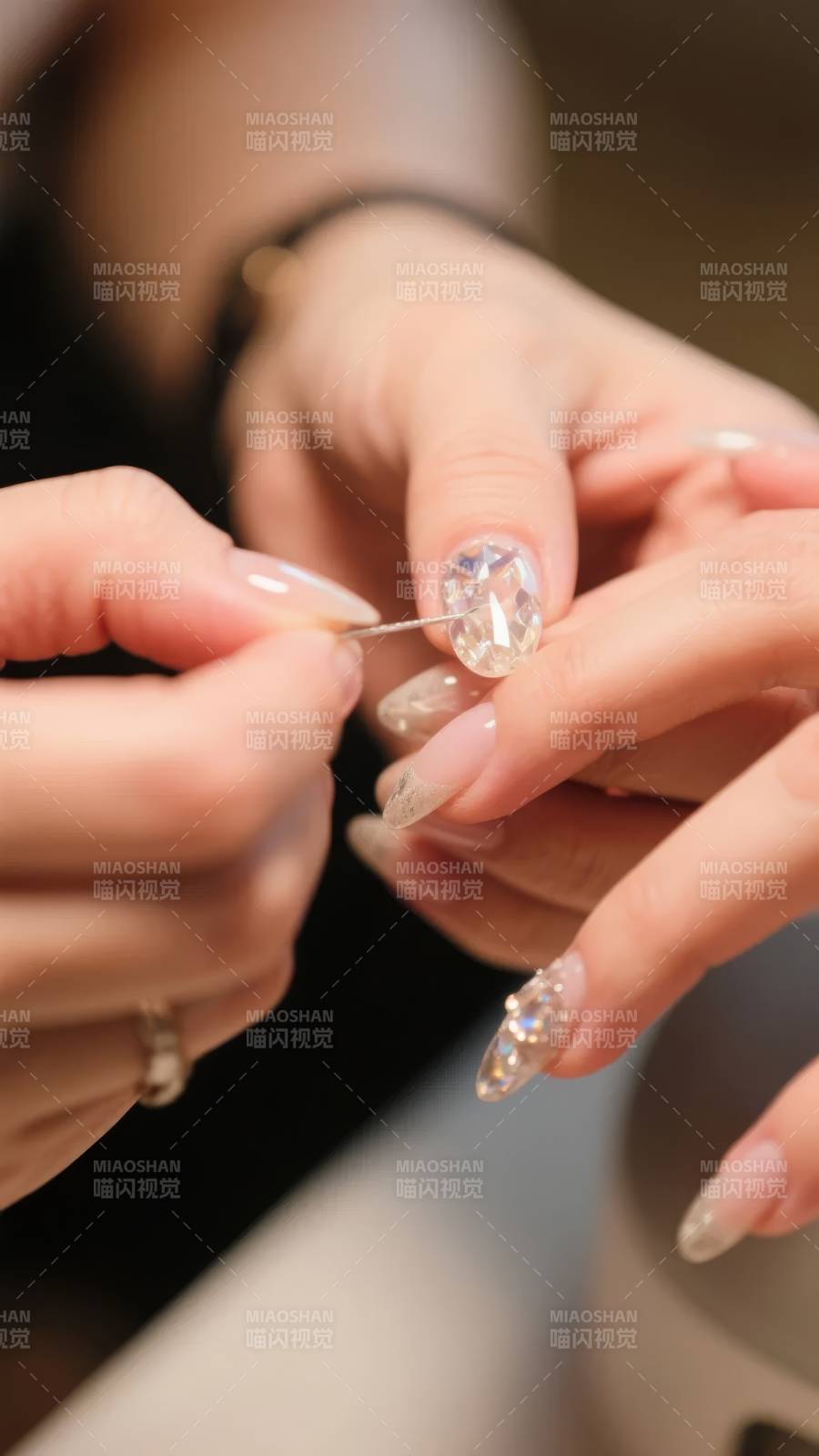 美甲师精心镶嵌水晶图片