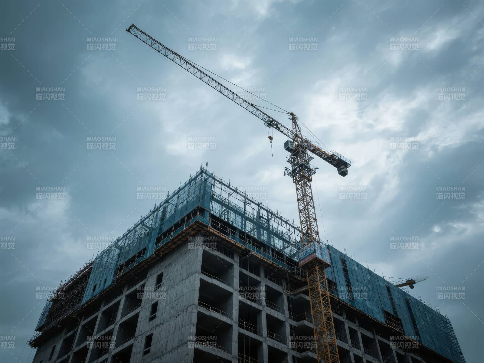 建筑工地上的塔吊图片