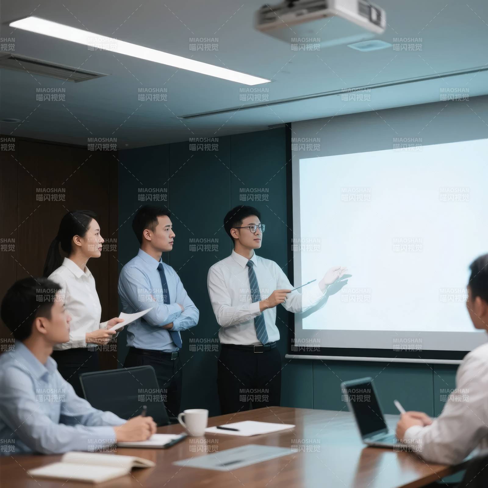 商务会议进行中图片