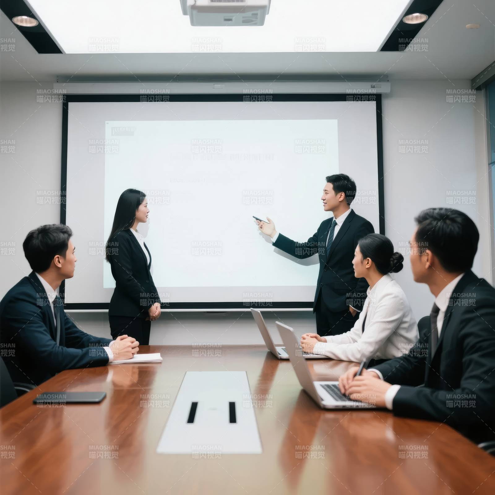 商务会议进行中图片