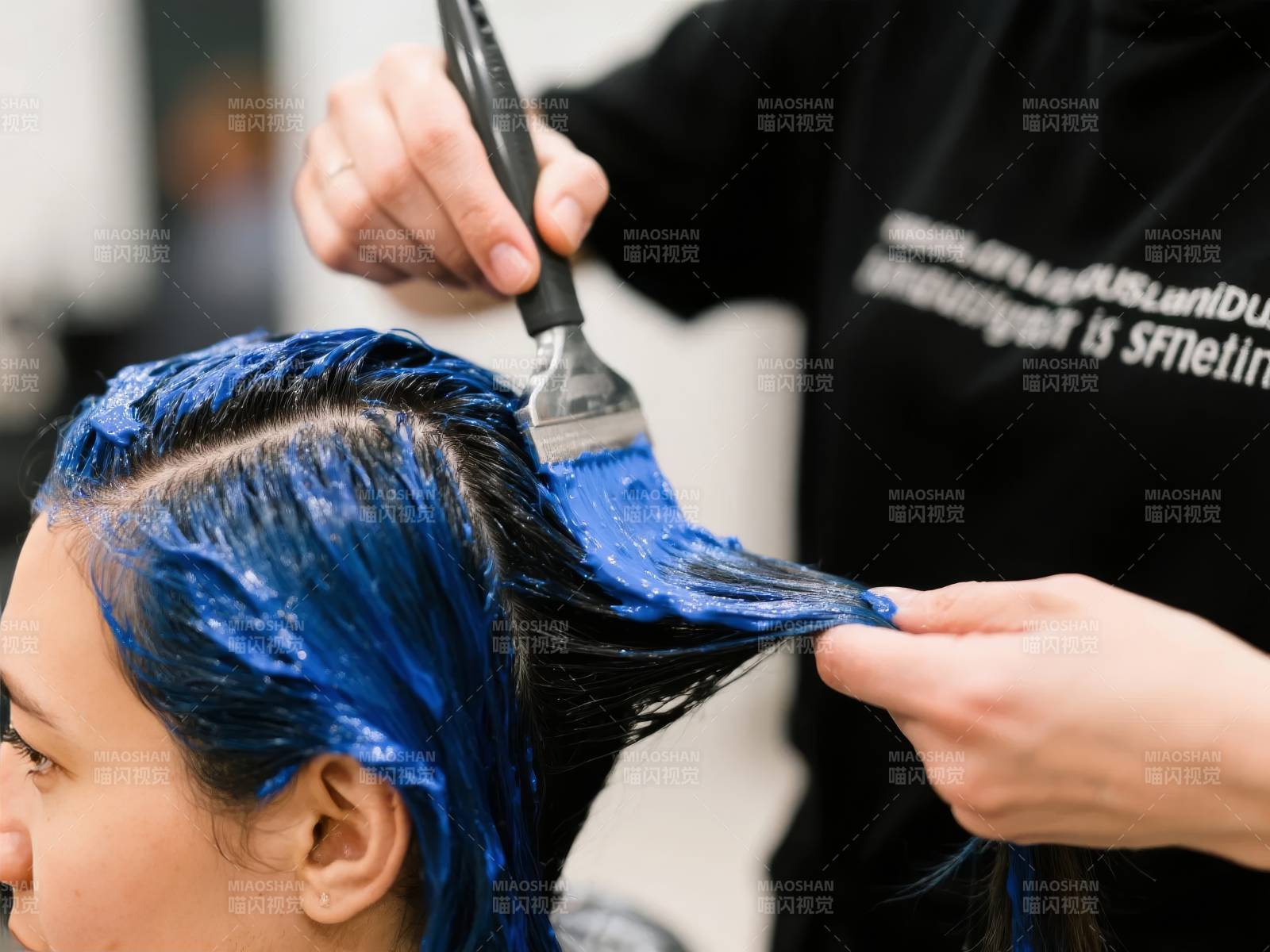 蓝发染色瞬间图片