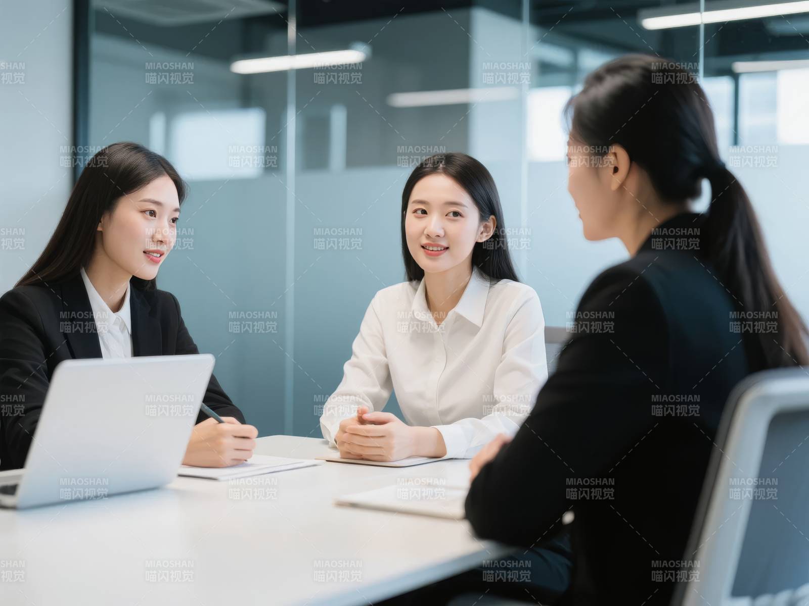 职场女性会议交流图片