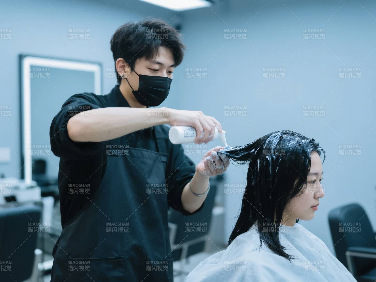 理发师为顾客染发图片