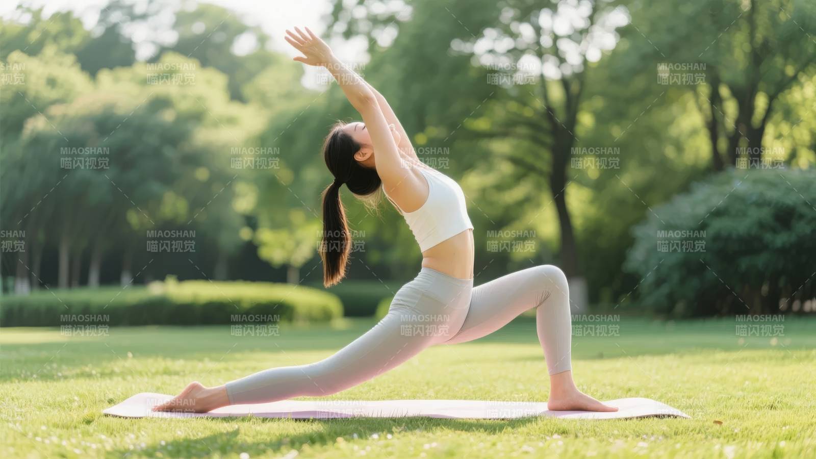 公园瑜伽晨练图片