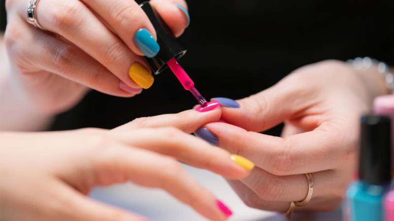 美甲师正在涂指甲油图片