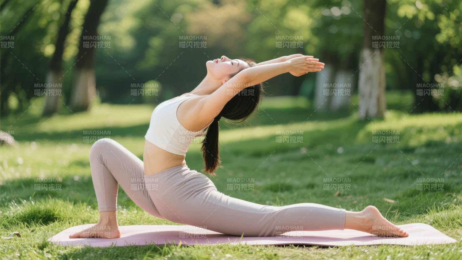 公园瑜伽伸展图片