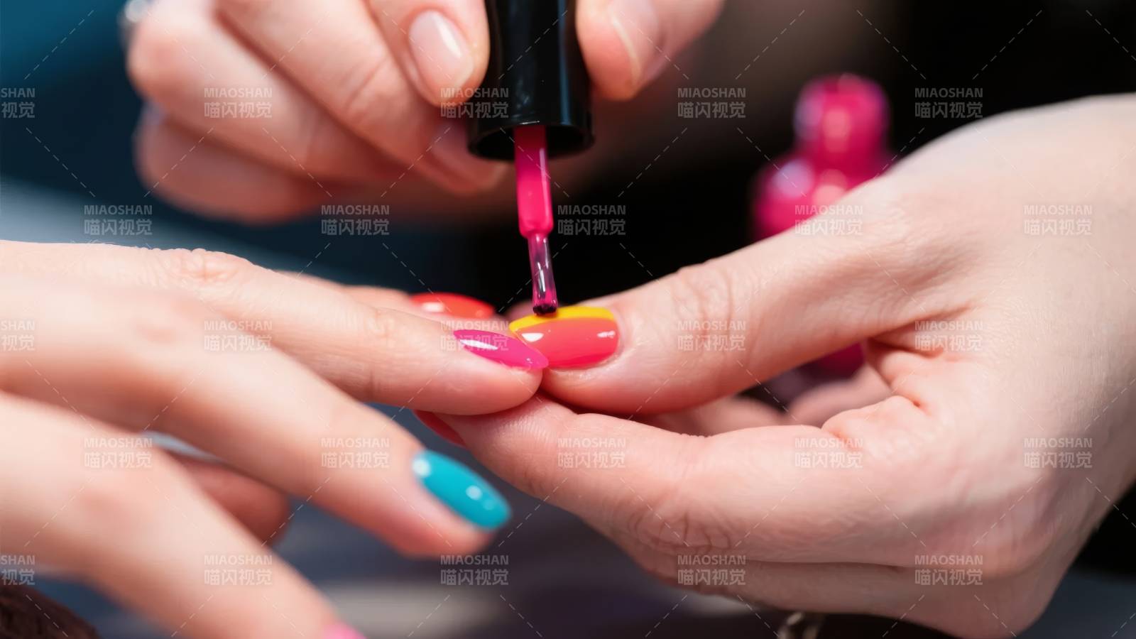 美甲彩绘瞬间图片