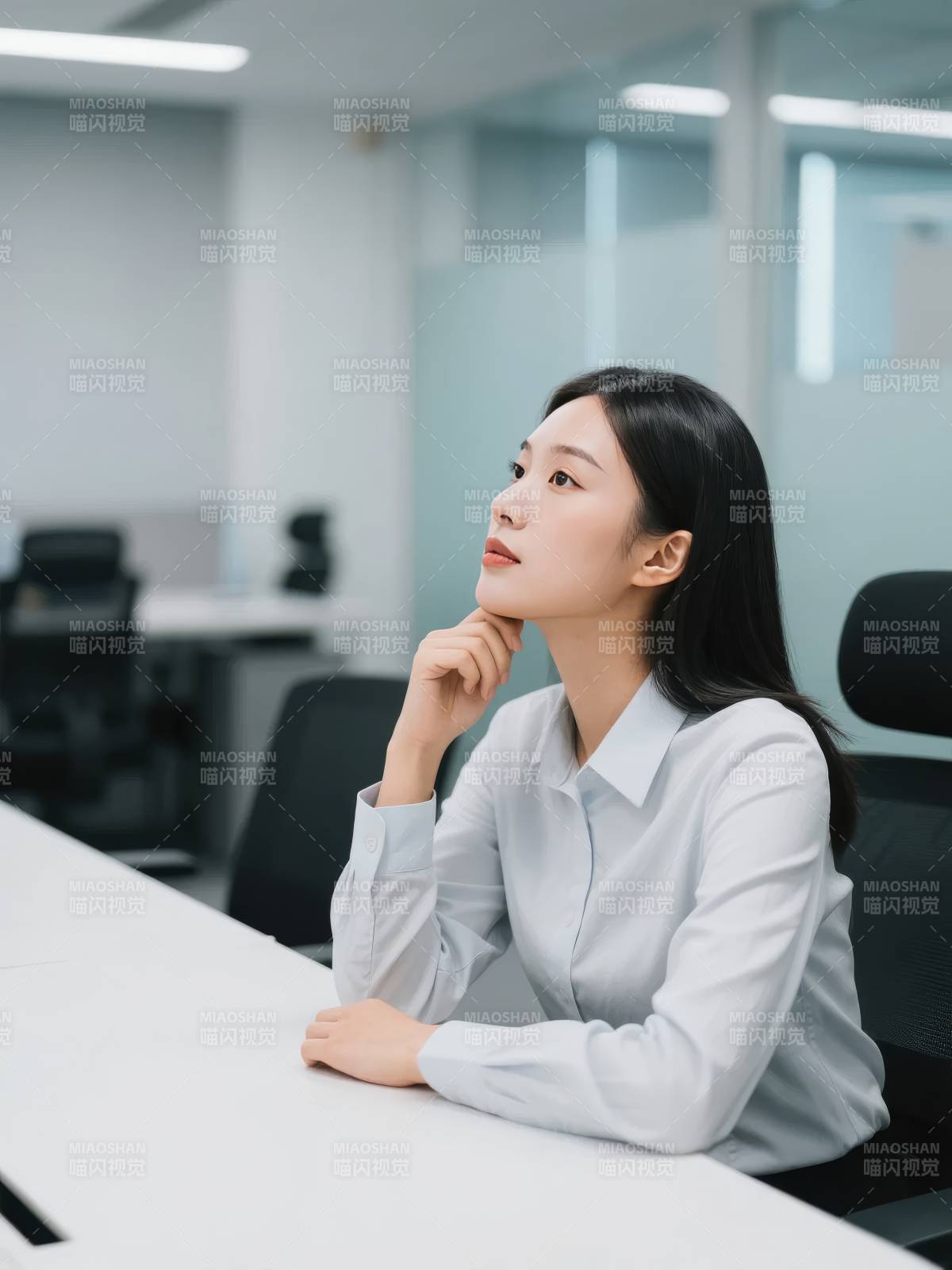 办公室沉思的女子图片