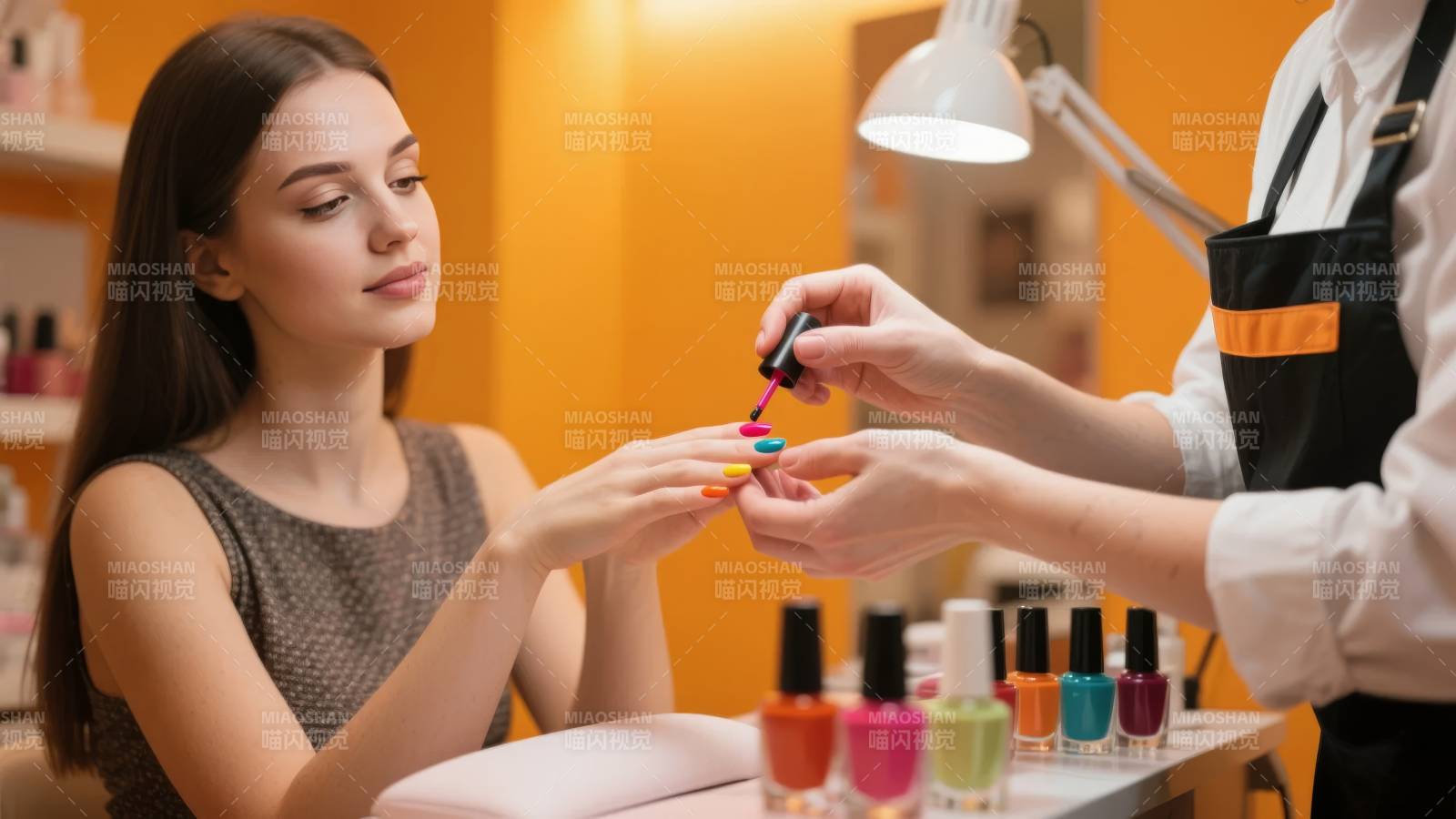 美甲师为顾客上色图片