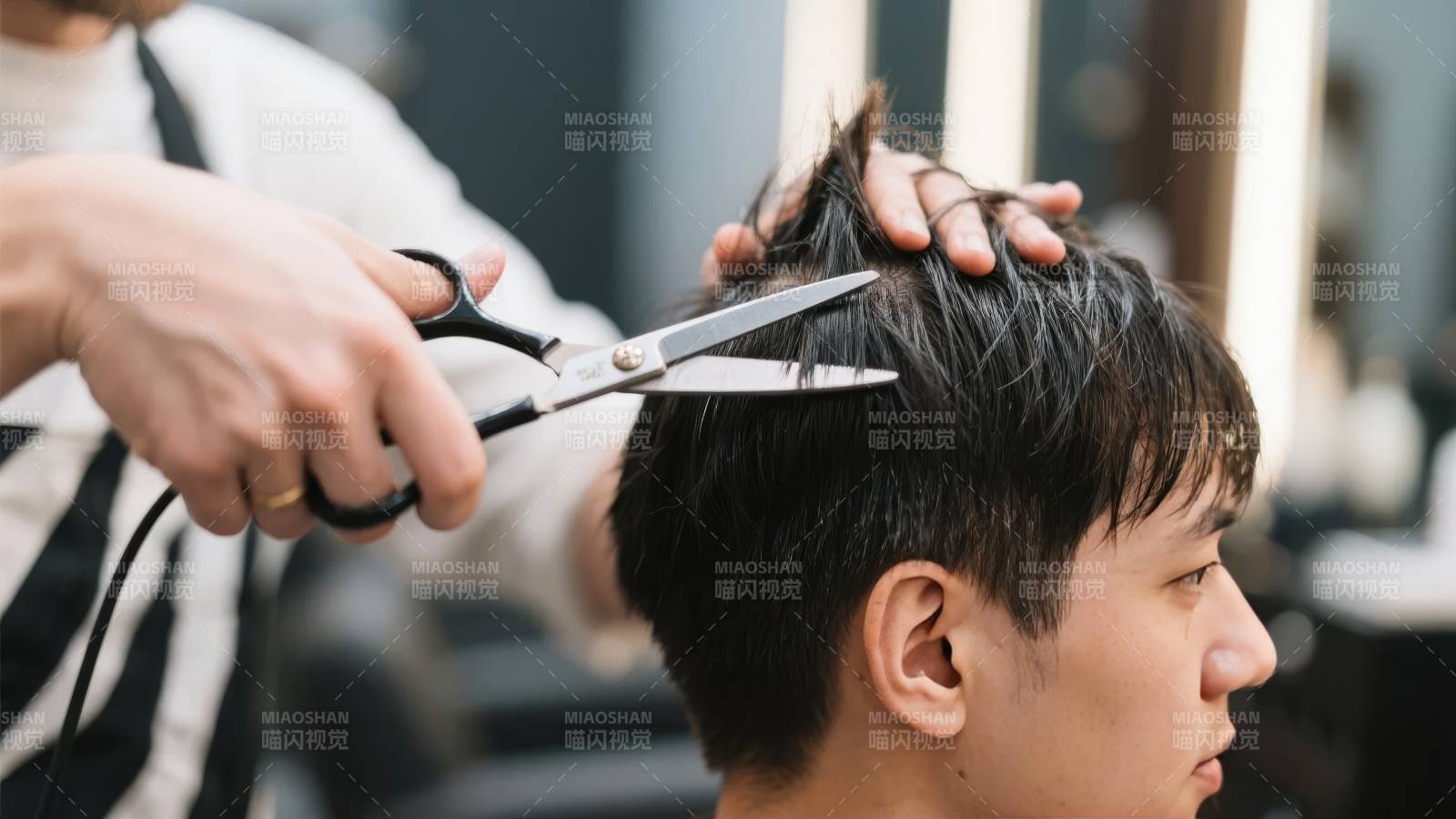 理发师剪发瞬间图片