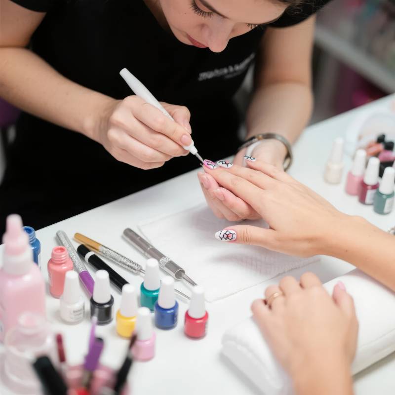 美甲师精心绘指甲图片