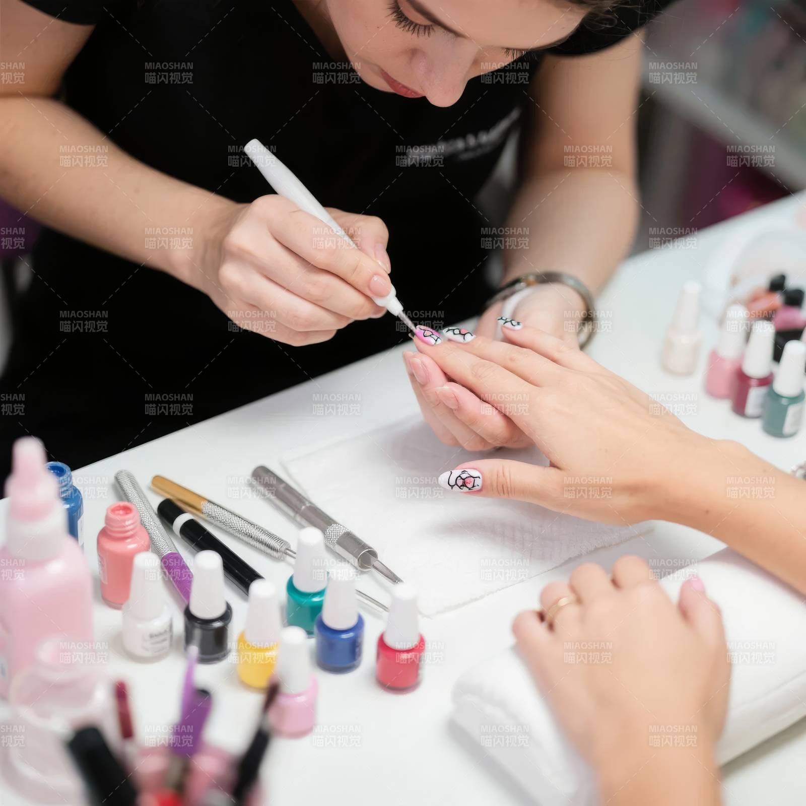 美甲师精心绘指甲图片