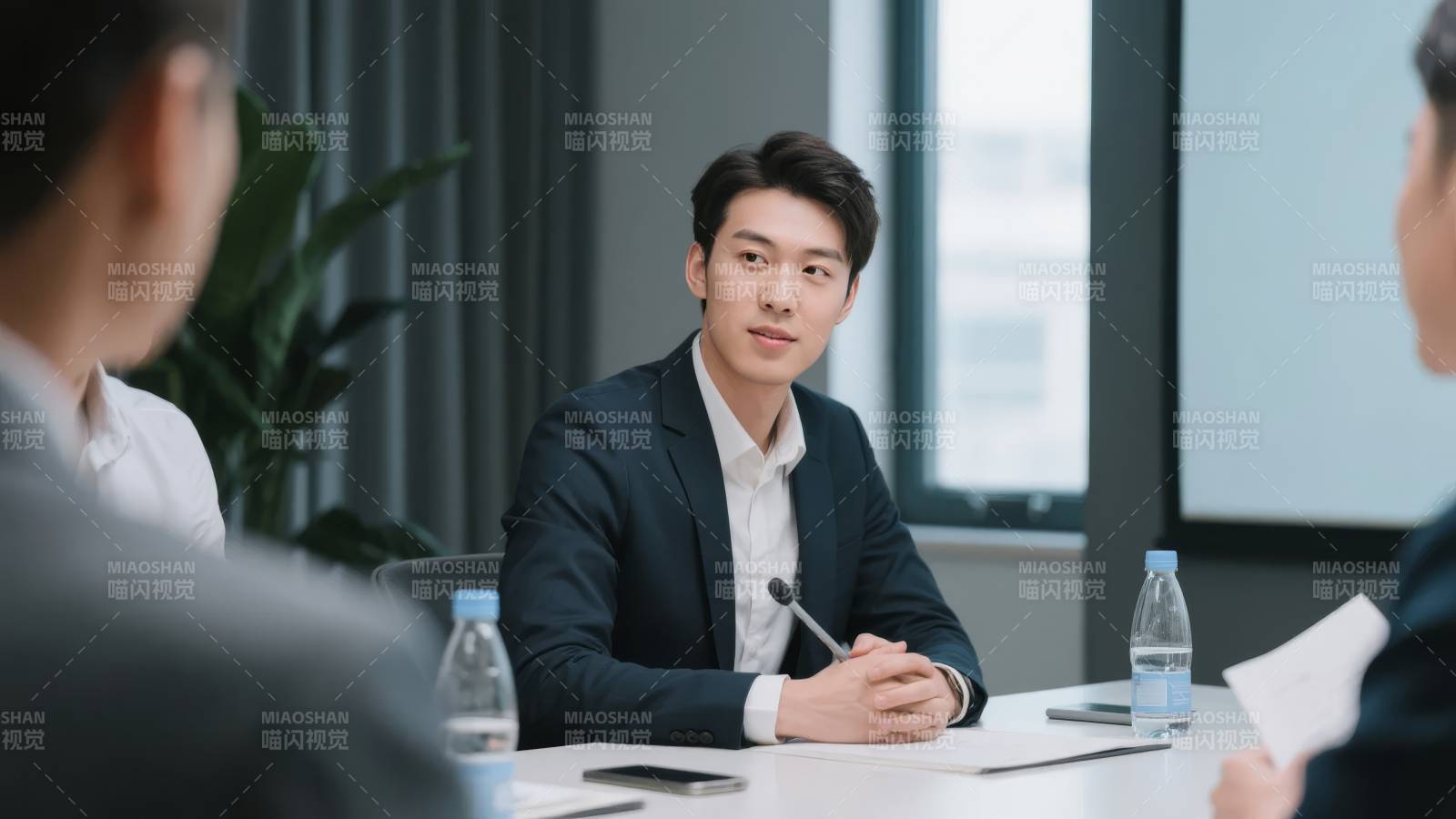 商务会议进行中图片