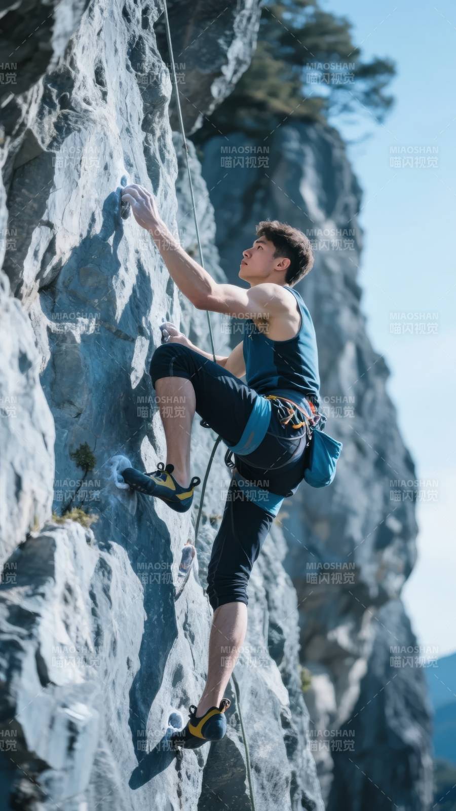 攀岩者挑战陡峭岩壁图片